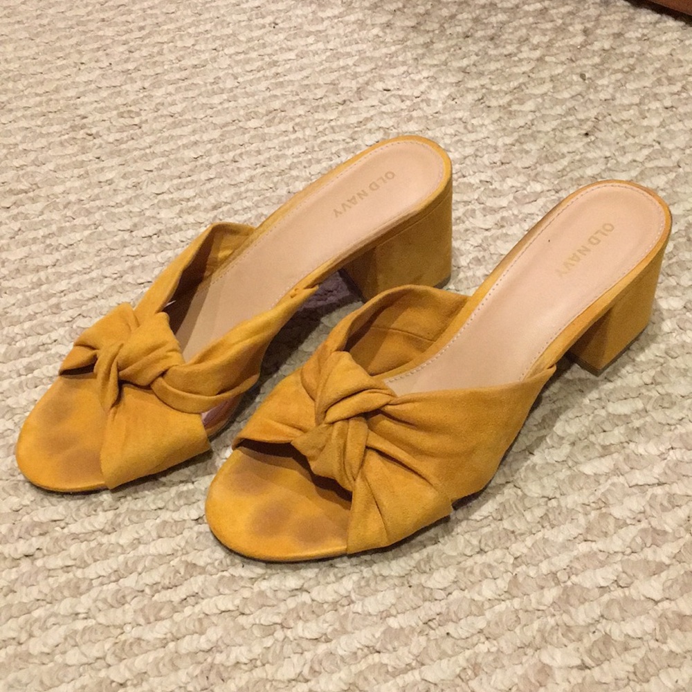 NWOT Cute mustard colored sandals 💛